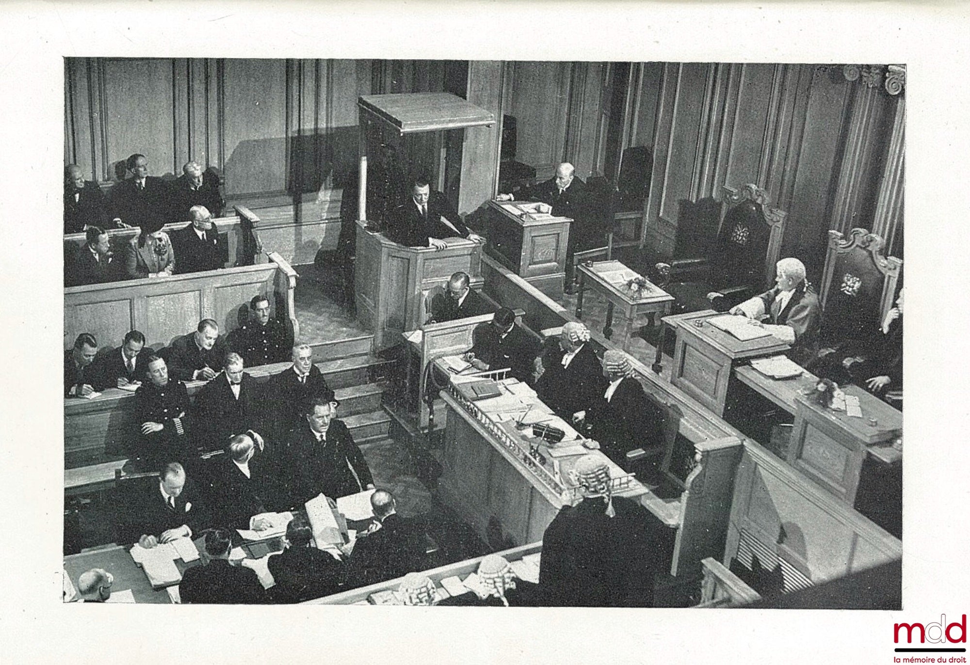 SHELDON AMOS (Sir Maurice) – LA JUSTICE BRITANNIQUE. Exposé de l’administration de la justice criminelle en Angleterre et dans le Pays de Galle ; traduit par Jacques Pouteau