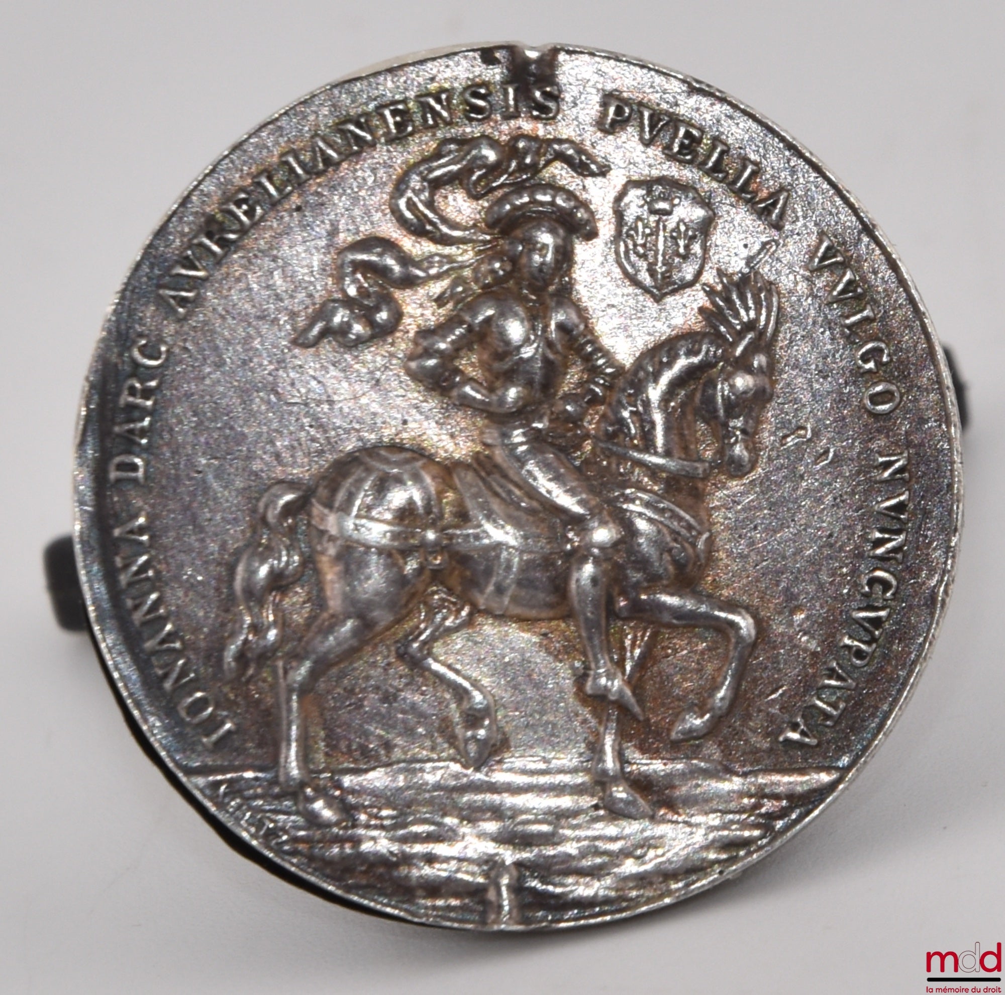 [Jeanne d’Arc - GAULTIER (Pierre fils de)] – Iohanna Darc Aurelianensis Puella Vulgo Nuncupata, Rouen 30 mai 1431 : Avers : Portrait de Jeanne d’Arc à cheval avec son blason (une épée d'argent mise en pal et férue dans une couronne royale, accostée de deu