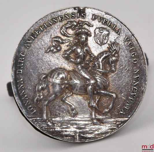 [Jeanne d’Arc - GAULTIER (Pierre fils de)] – Iohanna Darc Aurelianensis Puella Vulgo Nuncupata, Rouen 30 mai 1431 : Avers : Portrait de Jeanne d’Arc à cheval avec son blason (une épée d'argent mise en pal et férue dans une couronne royale, accostée de deu