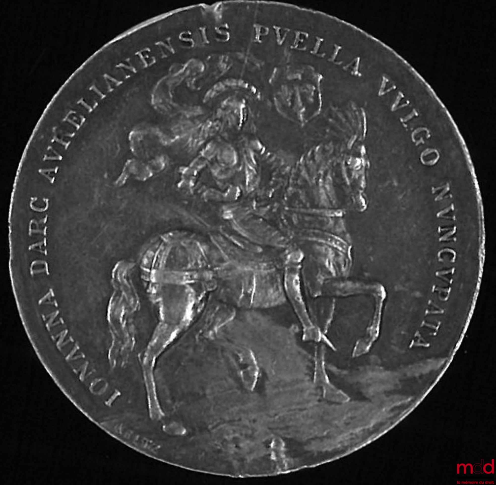 [Jeanne d’Arc - GAULTIER (Pierre fils de)] – Iohanna Darc Aurelianensis Puella Vulgo Nuncupata, Rouen 30 mai 1431 : Avers : Portrait de Jeanne d’Arc à cheval avec son blason (une épée d'argent mise en pal et férue dans une couronne royale, accostée de deu