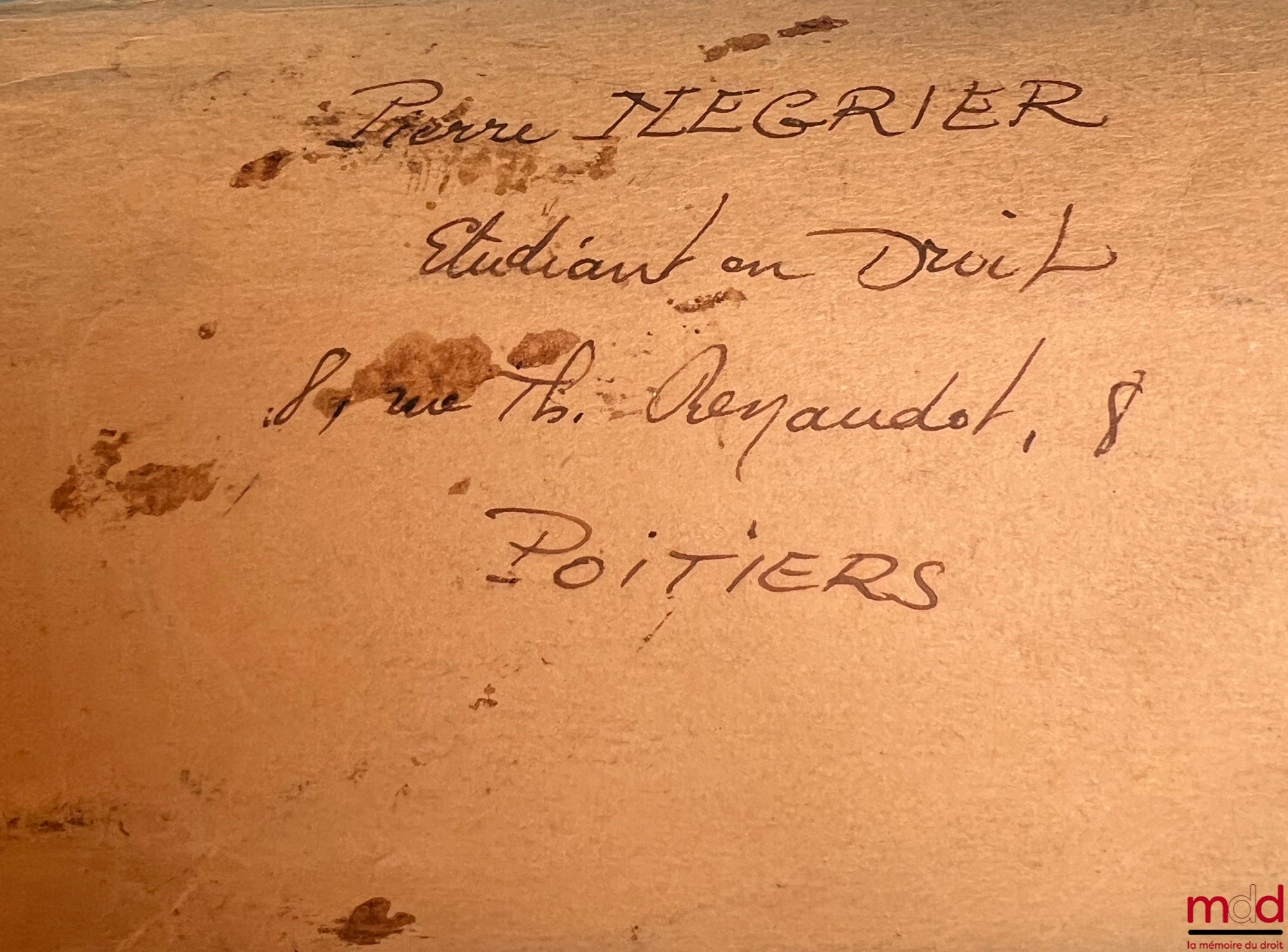 NÉGRIER (Pierre) – CARICATURE D’UN ÉTUDIANT DE DROIT EN CULOTTE COURTE (Petit Bateau) ET COIFFÉ D’UN BÉRET À POMPON, FAISANT DES PLIAGES AVEC LES PAGES DU CODE SIREY