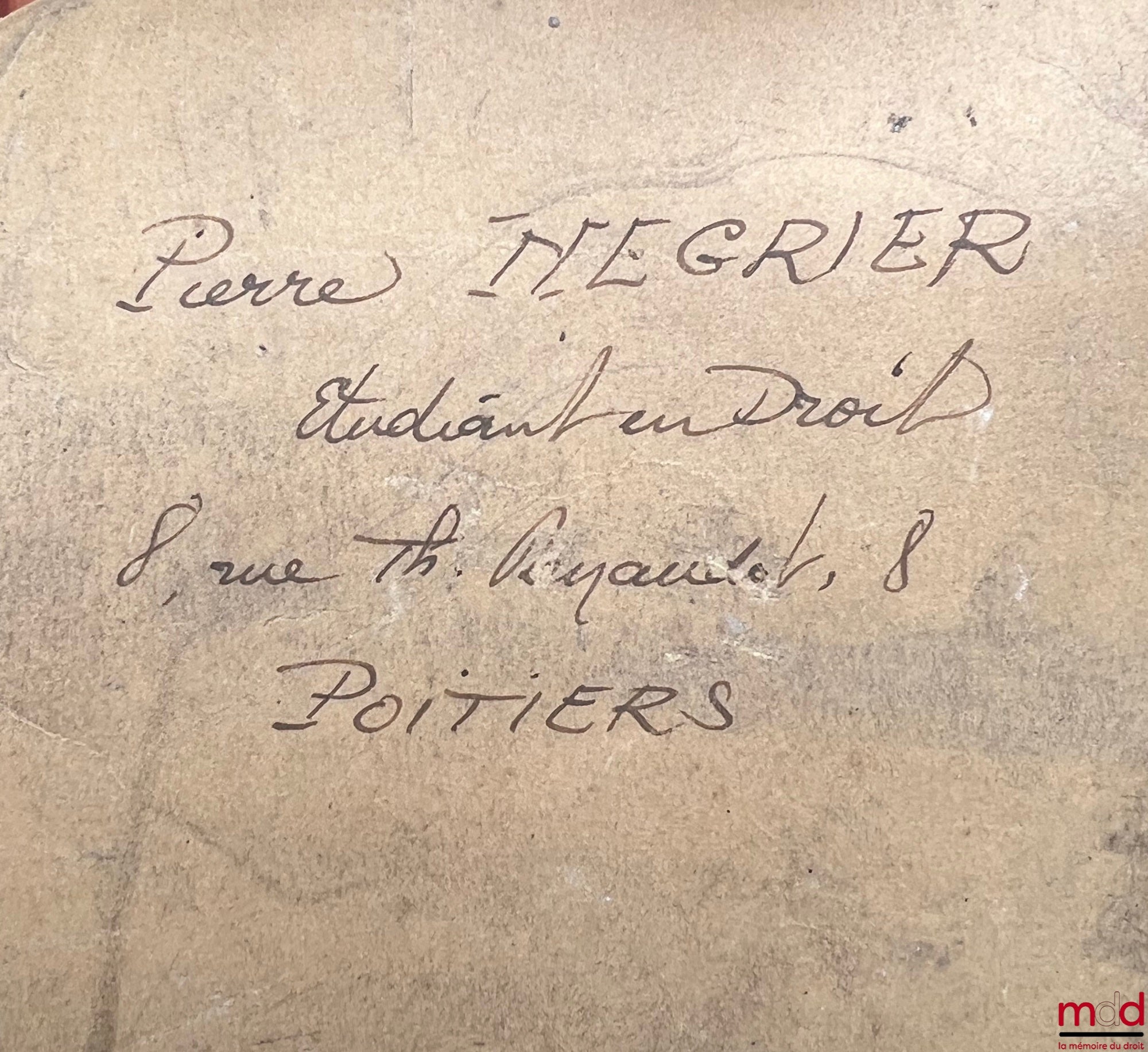 [MONNIER (Raymond)], NÉGRIER (Pierre) – CARICATURE D’UN BUSTE DE PROFESSEUR DE DROIT SORTANT D’UNE BOITE DE FARCE ET ATTRAPE