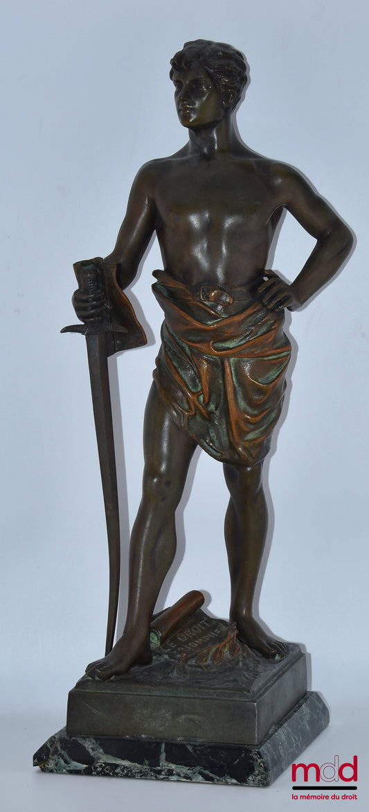 [Dejier] – « LE DROIT TRIOMPHE », statue représentant une allégorie de la Justice portant l’épée, avec, à ses pieds, une branche de laurier et un parchemin sur lequel on peut lire Le droit triomphe
