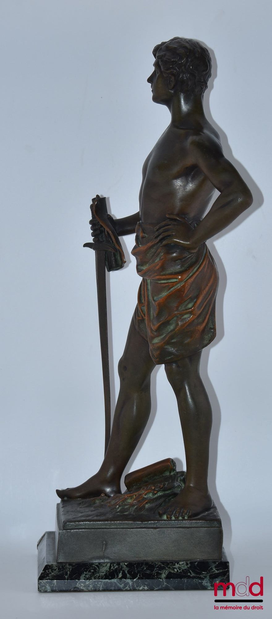 [Dejier] – « LE DROIT TRIOMPHE », statue représentant une allégorie de la Justice portant l’épée, avec, à ses pieds, une branche de laurier et un parchemin sur lequel on peut lire Le droit triomphe