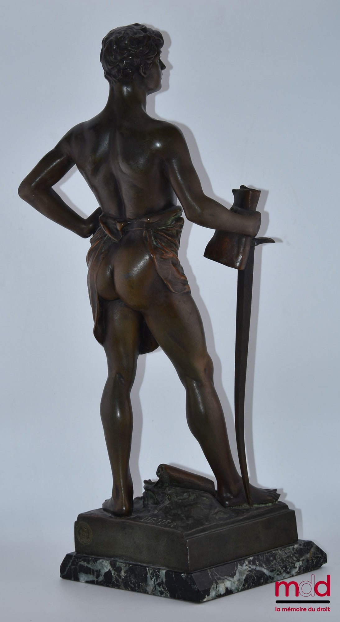 [Dejier] – « LE DROIT TRIOMPHE », statue représentant une allégorie de la Justice portant l’épée, avec, à ses pieds, une branche de laurier et un parchemin sur lequel on peut lire Le droit triomphe