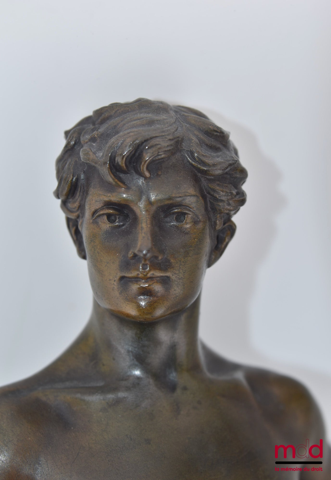 [Dejier] – « LE DROIT TRIOMPHE », statue représentant une allégorie de la Justice portant l’épée, avec, à ses pieds, une branche de laurier et un parchemin sur lequel on peut lire Le droit triomphe