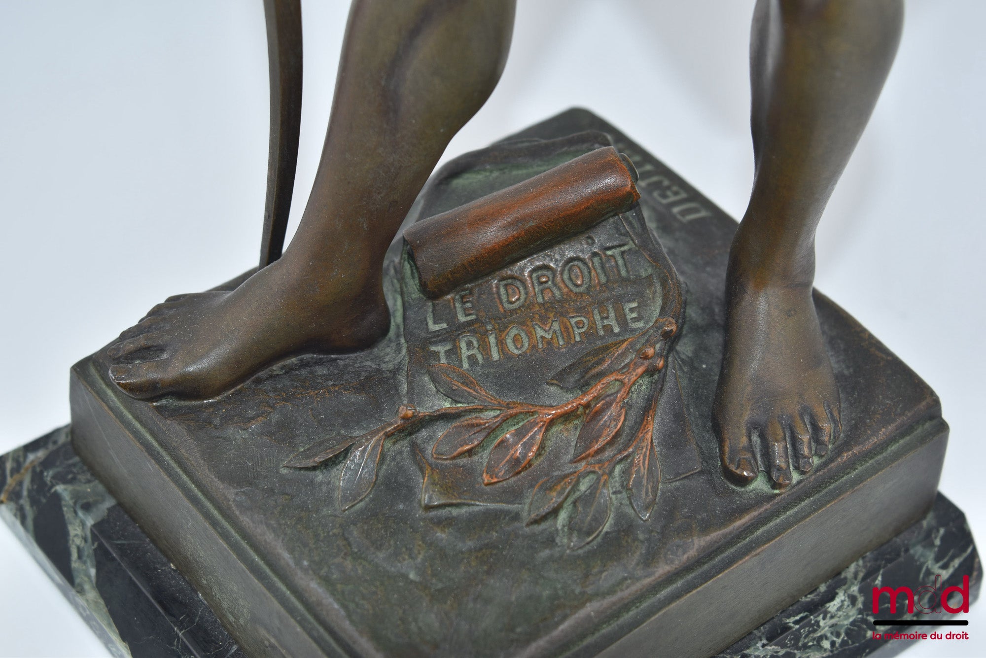 [Dejier] – « LE DROIT TRIOMPHE », statue représentant une allégorie de la Justice portant l’épée, avec, à ses pieds, une branche de laurier et un parchemin sur lequel on peut lire Le droit triomphe