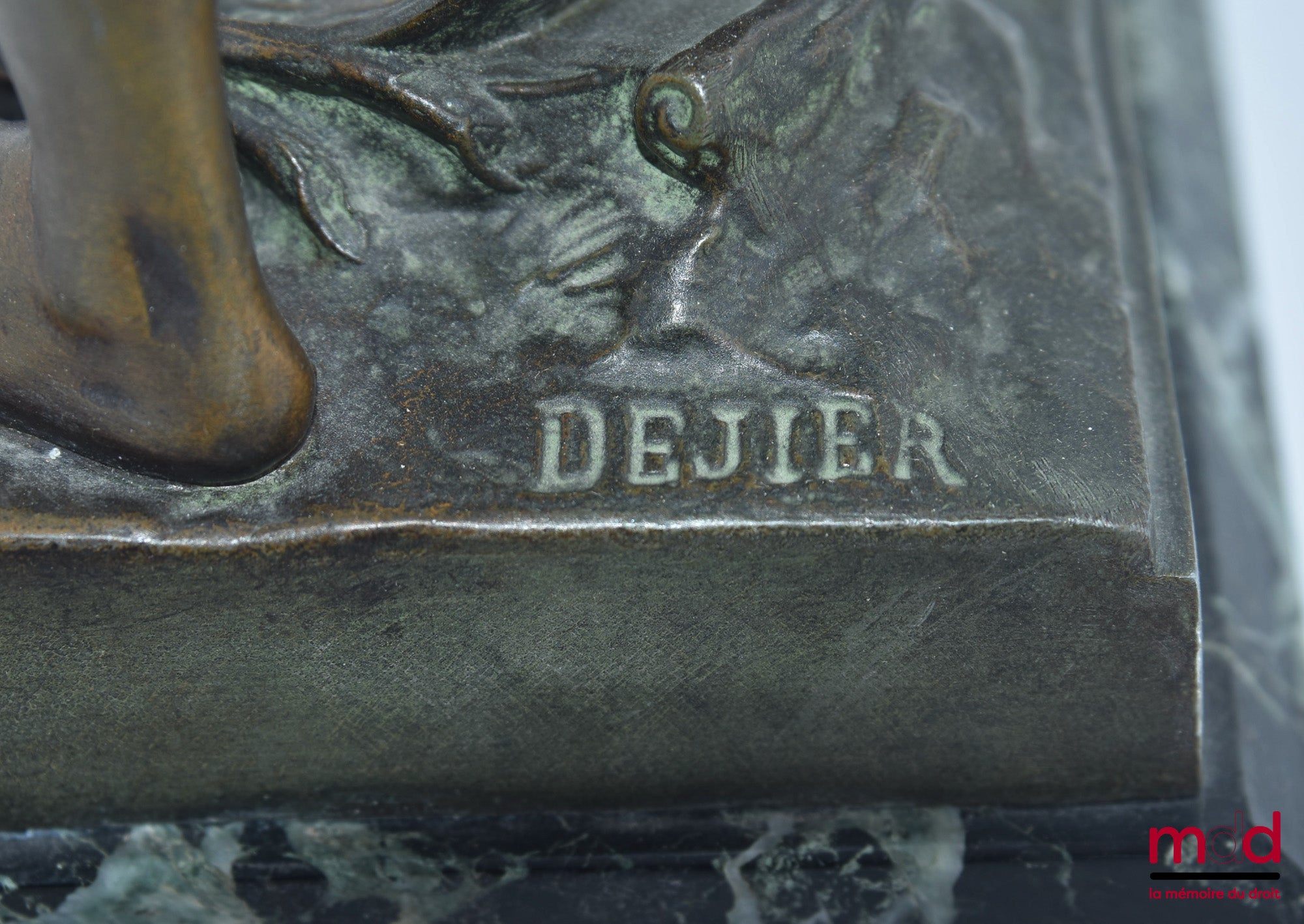 [Dejier] – « LE DROIT TRIOMPHE », statue représentant une allégorie de la Justice portant l’épée, avec, à ses pieds, une branche de laurier et un parchemin sur lequel on peut lire Le droit triomphe