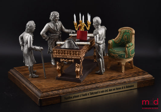 [Napoléon - Code civil] – NAPOLÉON ET LE CODE CIVIL, Figurine qui met en scène Napoléon autour de son bureau devant ses ministres présentant son Code civil