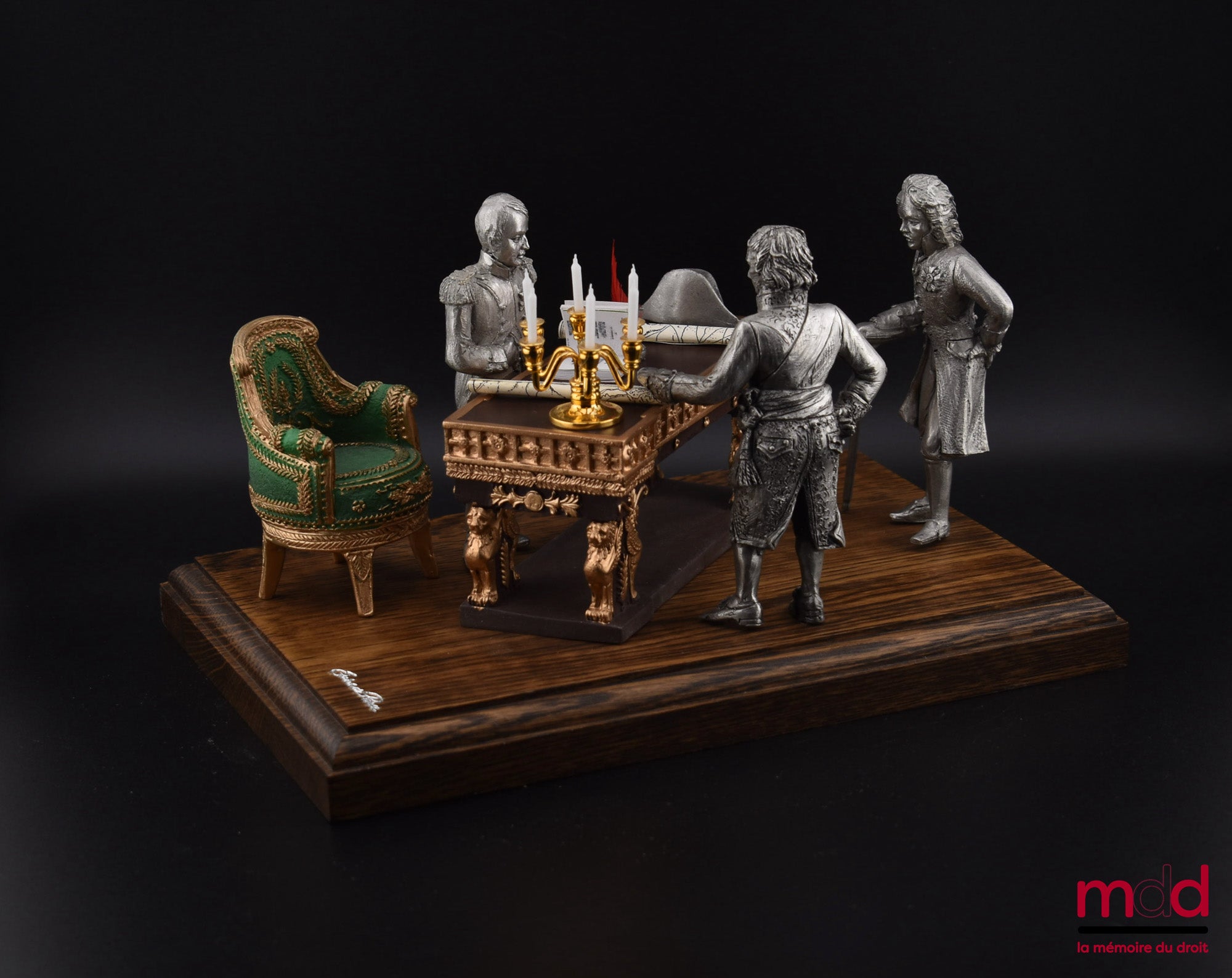 [Napoléon - Code civil] – NAPOLÉON ET LE CODE CIVIL, Figurine qui met en scène Napoléon autour de son bureau devant ses ministres présentant son Code civil