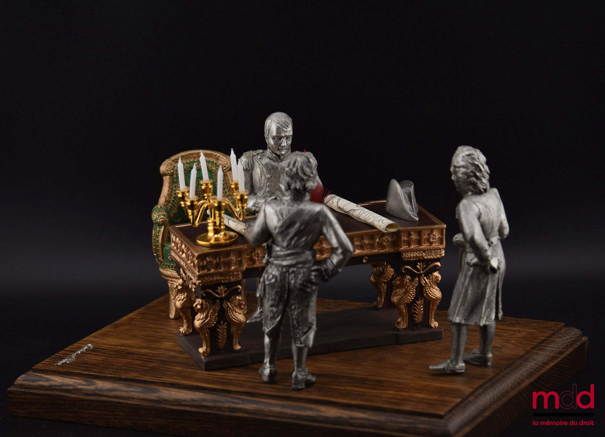 [Napoléon - Code civil] – NAPOLÉON ET LE CODE CIVIL, Figurine qui met en scène Napoléon autour de son bureau devant ses ministres présentant son Code civil