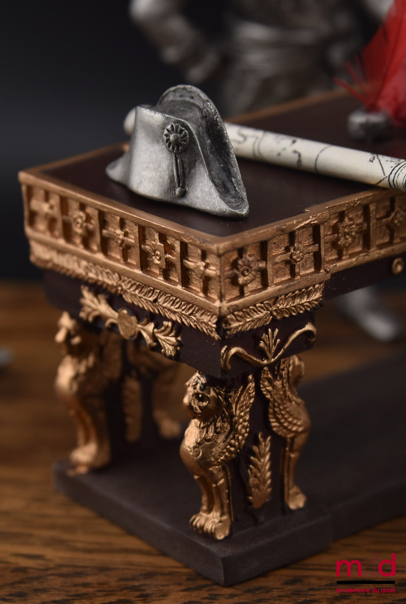 [Napoléon - Code civil] – NAPOLÉON ET LE CODE CIVIL, Figurine qui met en scène Napoléon autour de son bureau devant ses ministres présentant son Code civil