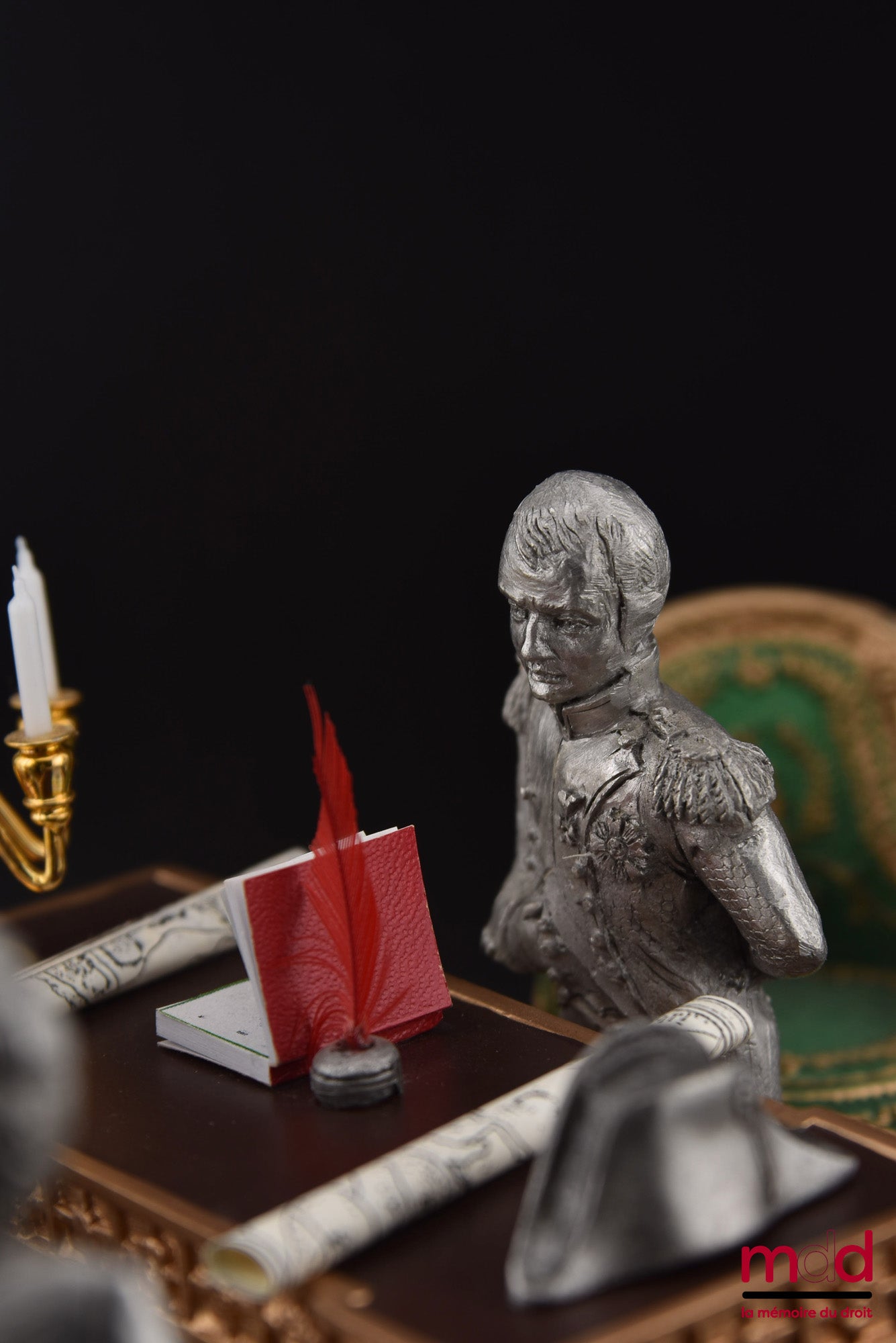 [Napoléon - Code civil] – NAPOLÉON ET LE CODE CIVIL, Figurine qui met en scène Napoléon autour de son bureau devant ses ministres présentant son Code civil