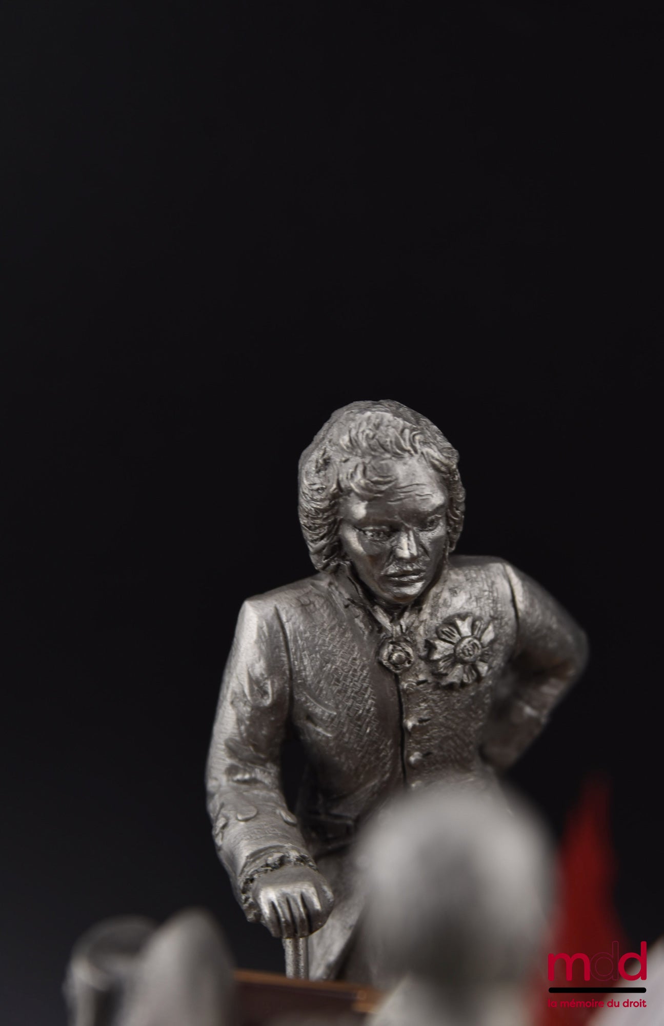 [Napoléon - Code civil] – NAPOLÉON ET LE CODE CIVIL, Figurine qui met en scène Napoléon autour de son bureau devant ses ministres présentant son Code civil