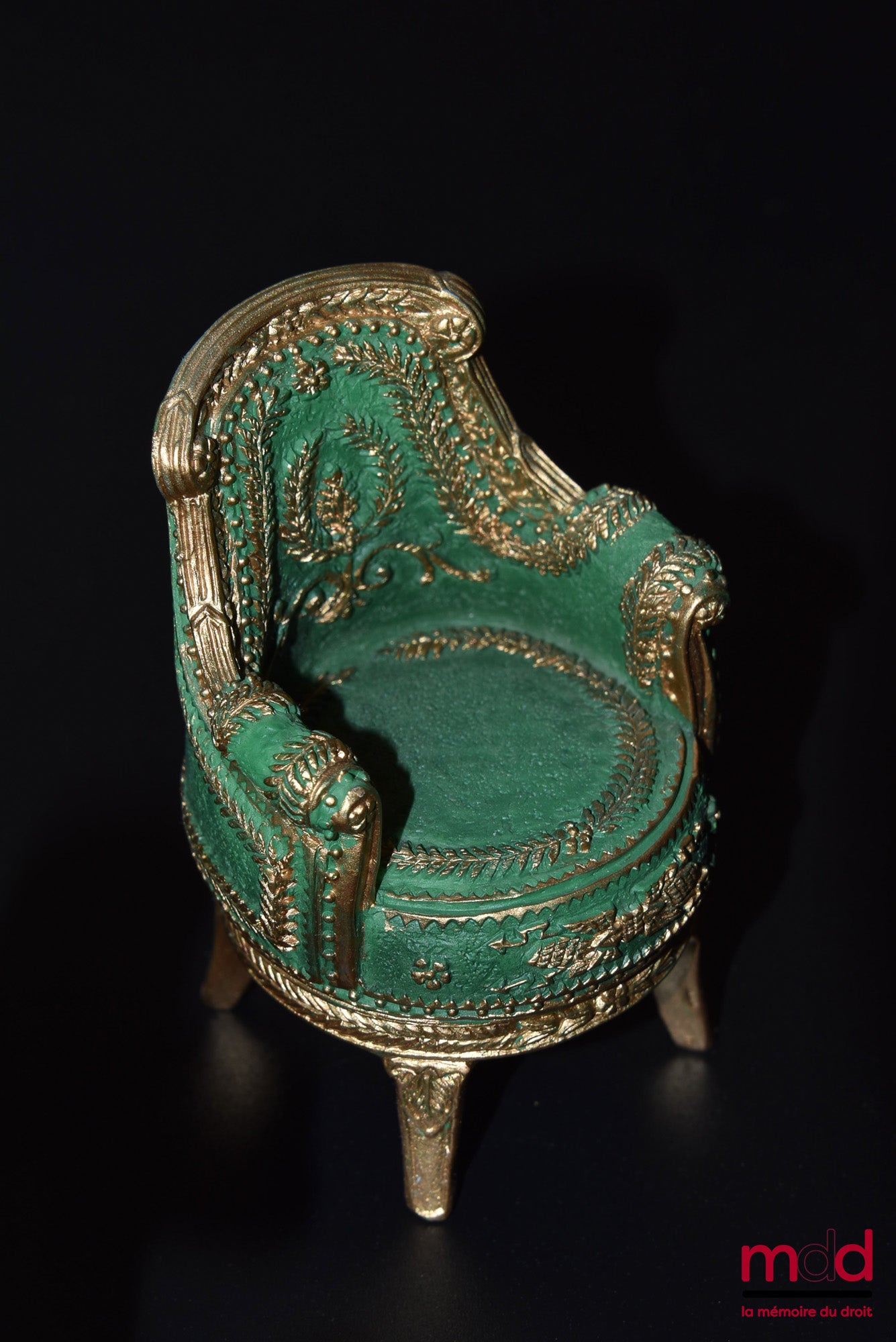 [Napoléon - Code civil] – NAPOLÉON ET LE CODE CIVIL, Figurine qui met en scène Napoléon autour de son bureau devant ses ministres présentant son Code civil