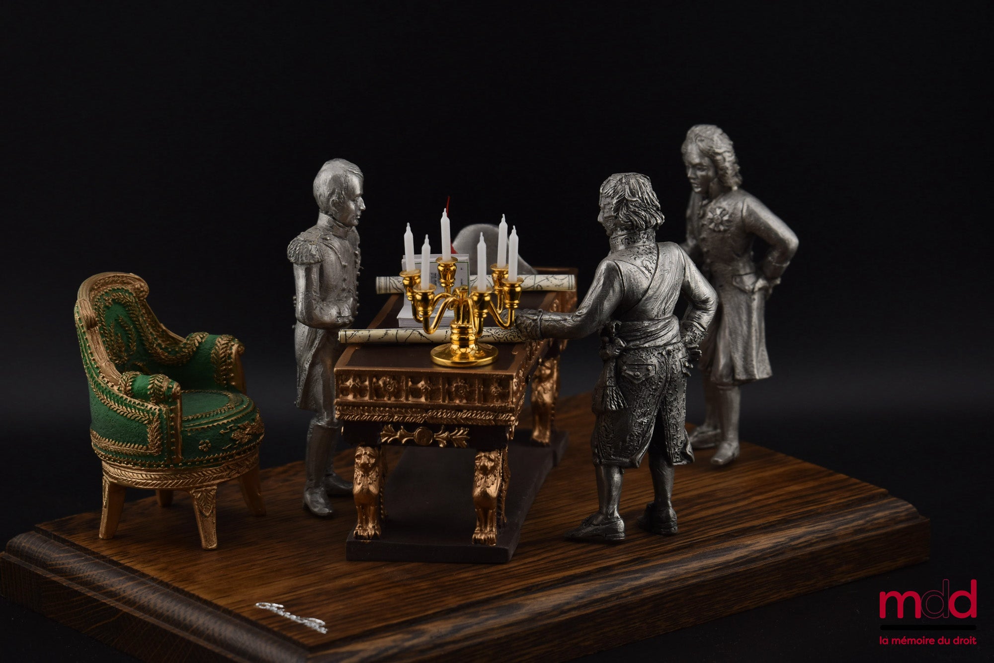 [Napoléon - Code civil] – NAPOLÉON ET LE CODE CIVIL, Figurine qui met en scène Napoléon autour de son bureau devant ses ministres présentant son Code civil