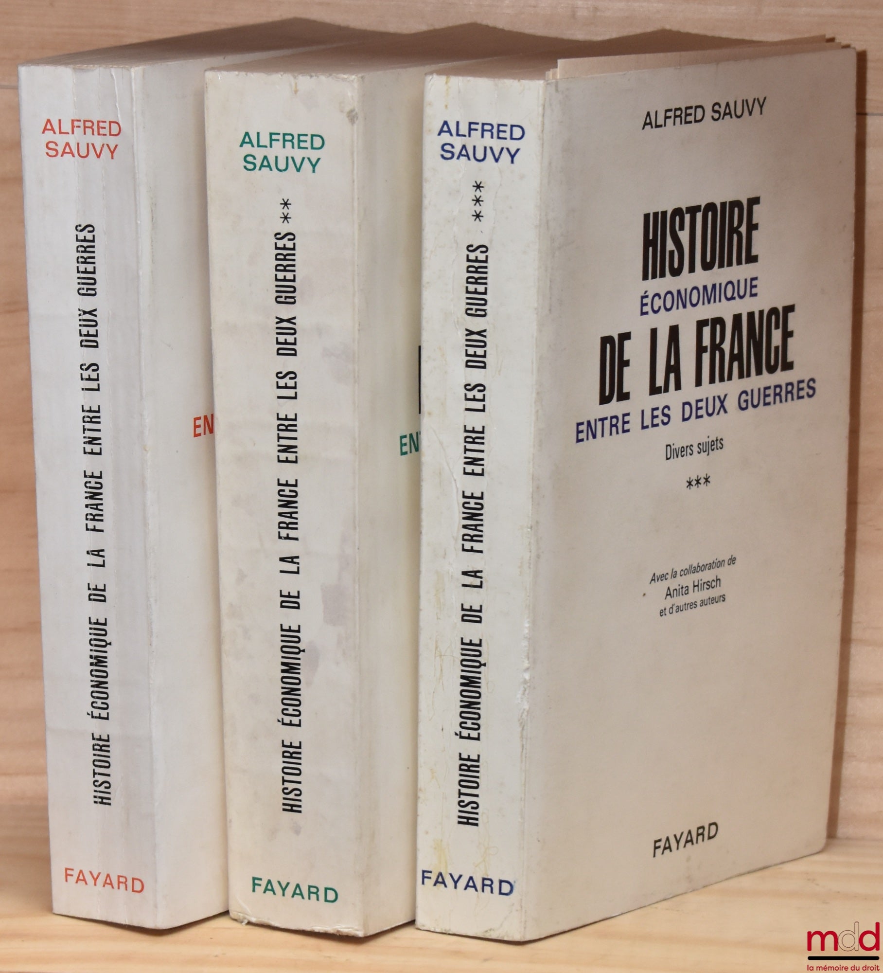 SAUVY (Alfred) – HISTOIRE ÉCONOMIQUE DE LA FRANCE ENTRE LES DEUX GUERRES : t. I : 1918-1931 (De l’armistice à la dévaluation de la livre) ; t. II : 1931-1939 (De Pierre Laval à Paul Reynaud) ; t. III : Divers sujets (avec la collaboration de Anita Hirsch)
